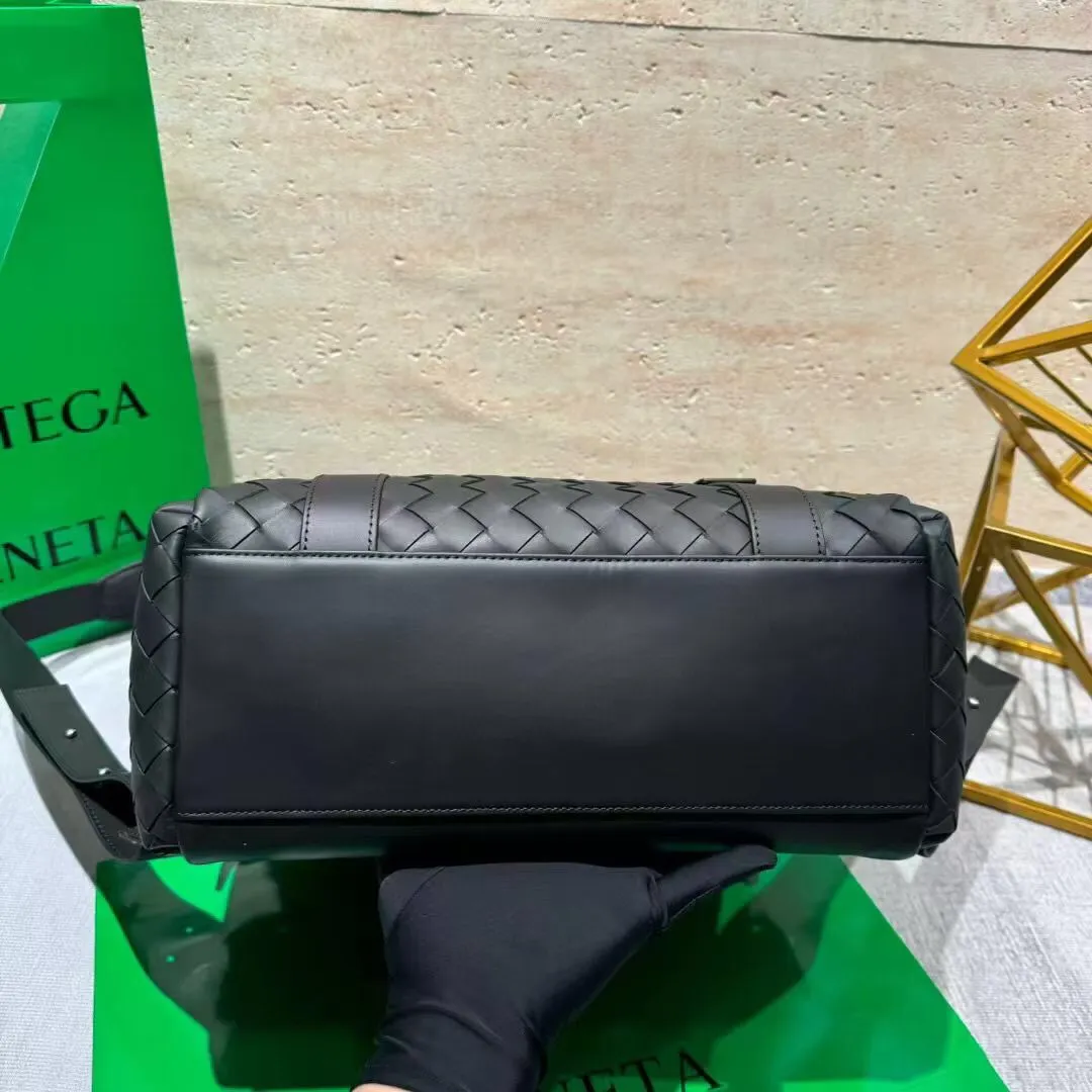 Batch 1760 new model, normal delivery 🎉🎉🎉BOTTEA VENETA Style number: 254588 backpack Material: Imported fetal cowhide pure hand-woven production Specifications: Picture size BVBVBV